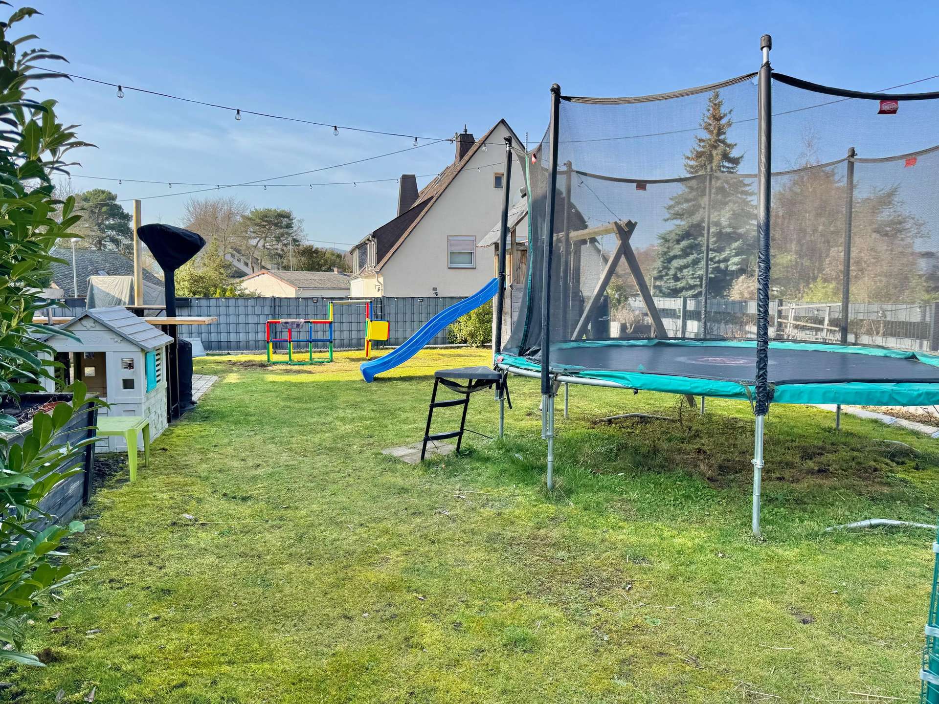 GUTE AUSSTATTUNG, Sommergarten, Erdw&auml;rmepumpe, Doppelgarage, Einbauk&uuml;che u.v.m.
